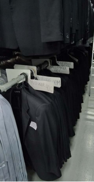  32 (trinta e dois) trajes “meio fraque” (fraque) completos (paletó preto, colete cinza e calça em “riscade giz”), código interno CJM2005, em tamanhos variados (não incluem camisa e gravata), em bomestado de conservação, cada um avaliado em R$ 800,00. TOTAL DA AVALIAÇÃO: R$ 25.600,00(vinte e cinc